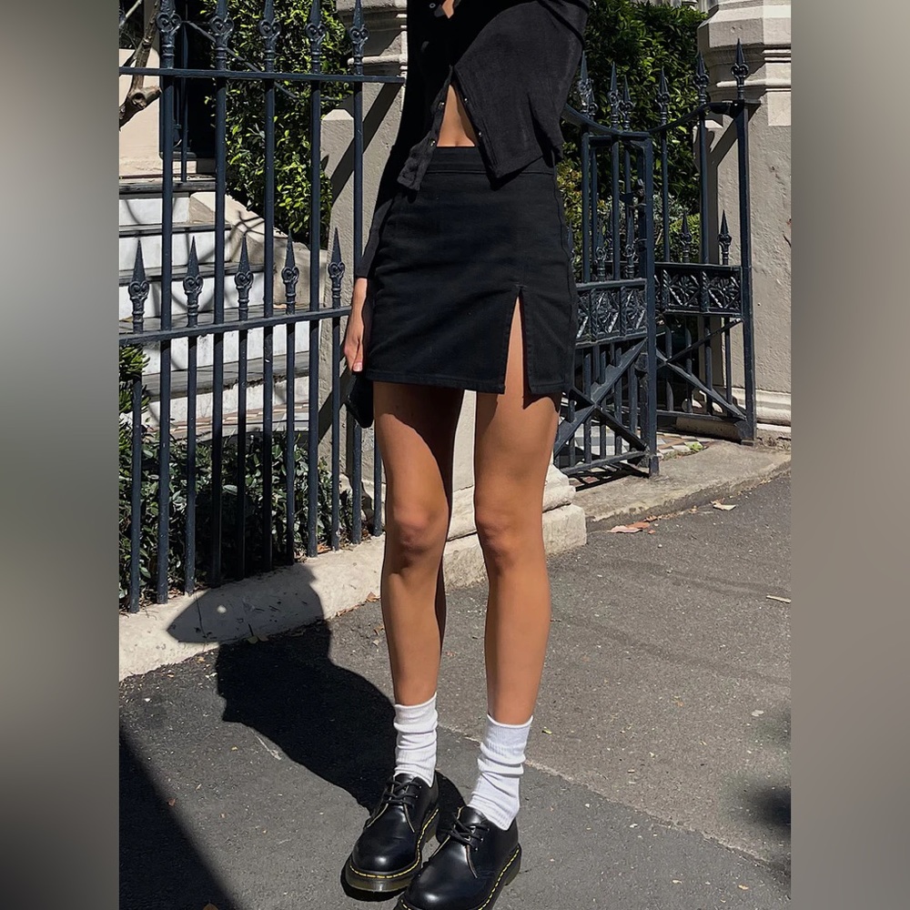 Th Lola Black Mini Skirt by Lioness New With Tags and Slit - Picture 3 of 7